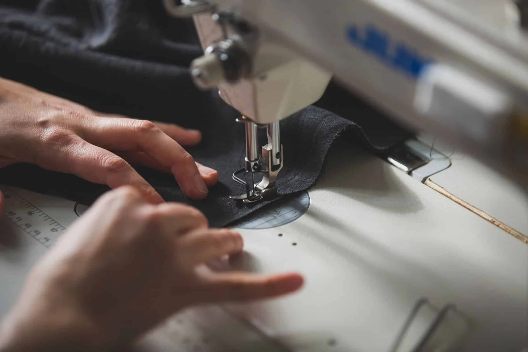 Fertigung eines Möbelbezugs an einer Industrienähmaschine