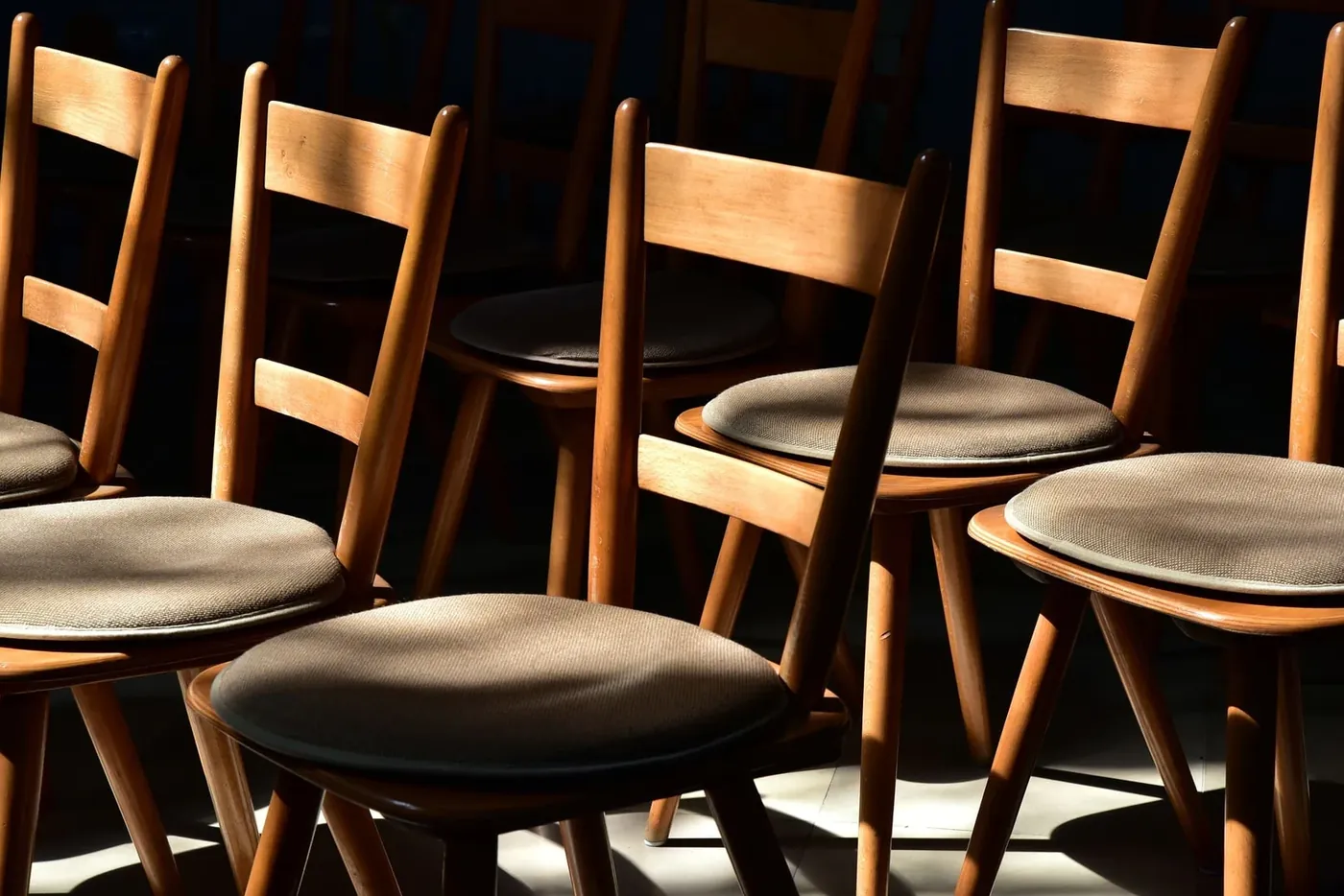 Gepolsterte Holzstühle in einem Restaurant