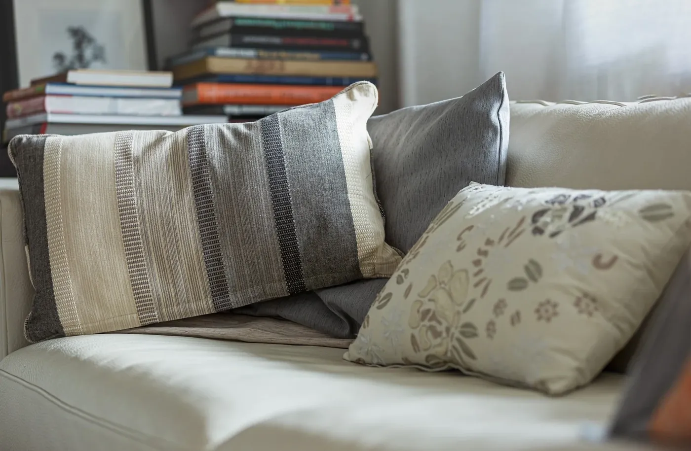 Sofa mit textilen Bezügen